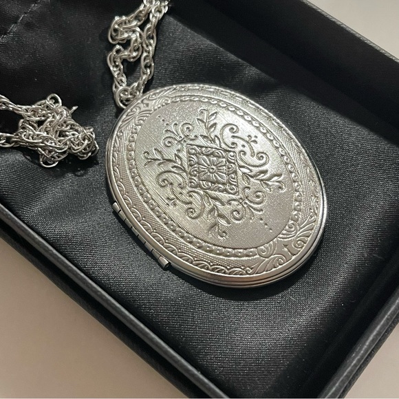 ✨ Vintage Crown TRIFARI silver floral locket - Picture 1 of 4